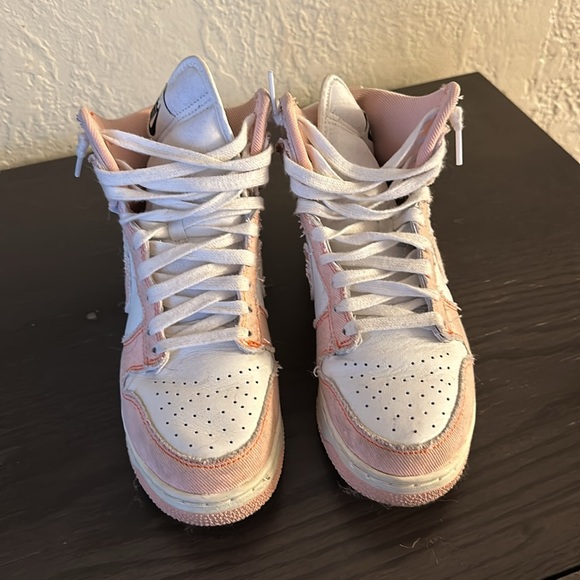 Women’s Nike High Tops size 8.5 (run slightly small, fit more like an 8) - Picture 2 of 3